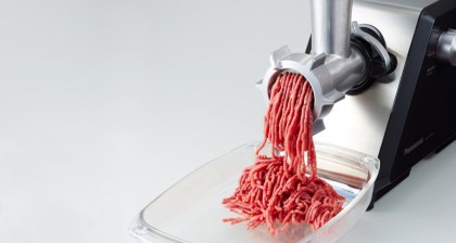 Вкусные домашние котлеты и колбаса: как выбрать мясорубку?
